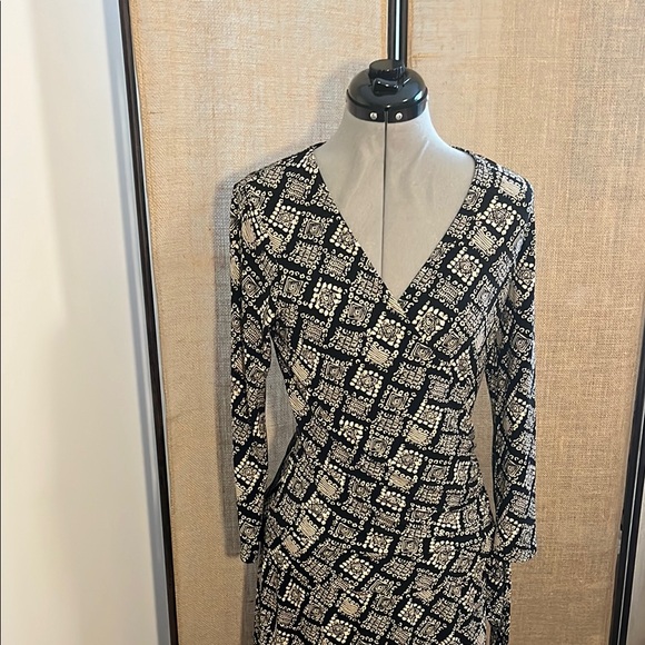 Jones New York Dresses & Skirts - Jones New York Black and White Long Sleeve V-Neck Sheath Dress